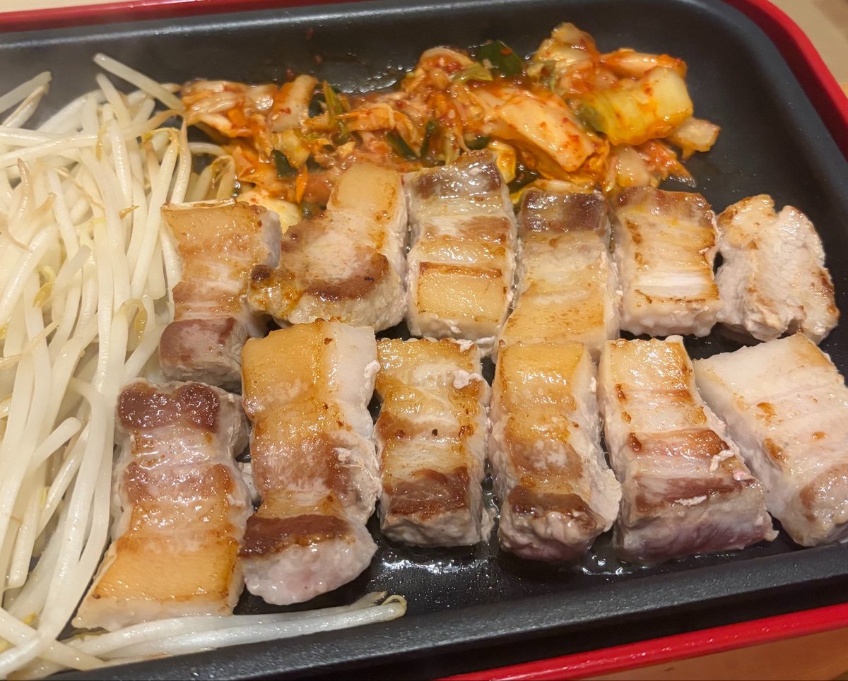 yooon039's tweet photo. 🐷🐷 https://t.co/4iIgHp9o1s