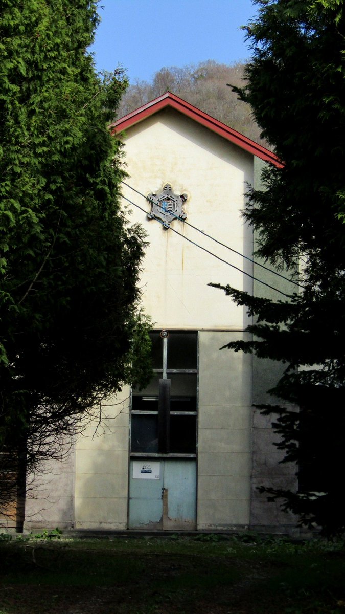hkd_an's tweet photo. 芦別市　旧頼城小学校
体育館に掲げられた校章が見えるこの場所が一番好き。 https://t.co/UUvPshObsQ