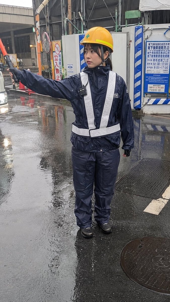 雨の日も風の日も頑張ってる 警備員のお姉さん👷‍♀️