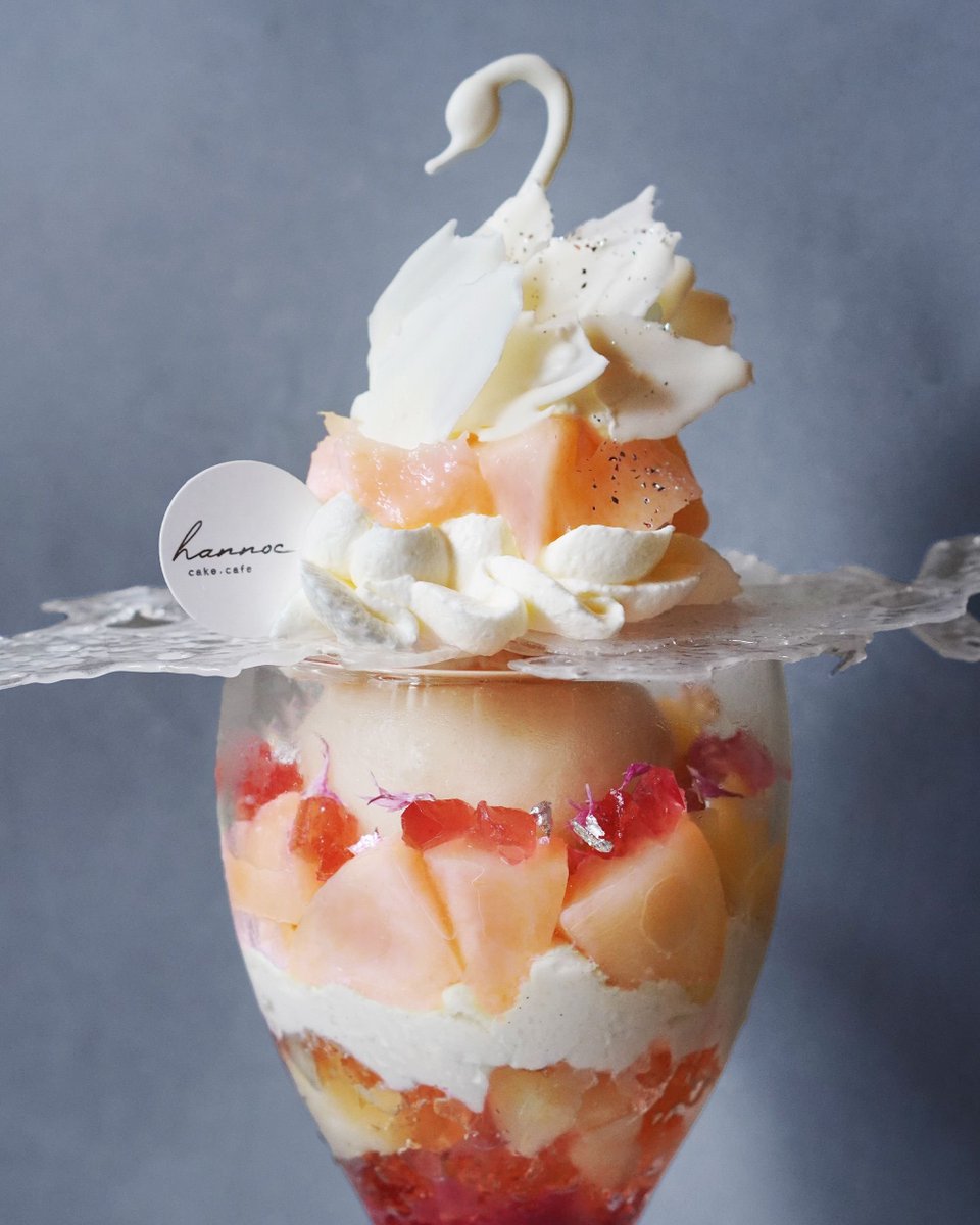 hannoc_cakecafe's tweet photo. 【期間限定】旬の桃 ✕ スワン のパフェ🦢🍑

間に忍ばせたチーズクリームが、桃のやさしい甘みにほどよい塩気を添え、最後まで軽やかにお楽しみいただけます。 https://t.co/EVONMQQe97
