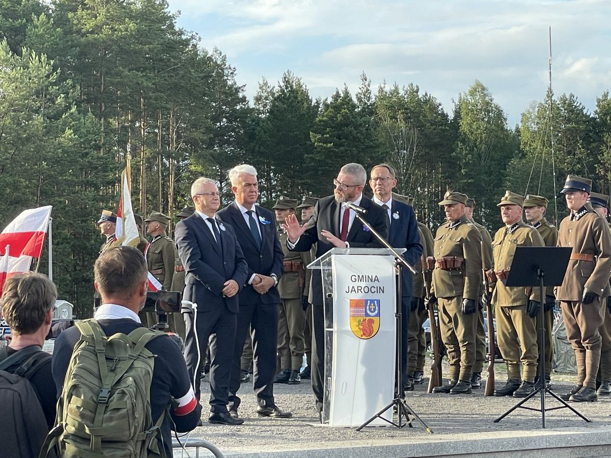 Slawomir_Ozdyk's tweet photo. 🟥 W uroczystości odsłonięcia pomnika w Domostawie – jako prezes Światowego Związku Żołnierzy Armii Krajowej Okręgu Zamość – uczestniczył także poseł Konfederacji @KoronyPolskiej @SlawZawislak. 

Ponownie zadajmy pytanie: gdzie w tym czasie przebywali posłowie klubów parlamentarnych @pisorgpl, @Obywatelska_KO, @nowePSL z wszelkimi "przystawkami"? 

Jakie (ukraińskie) zobowiązania lub wydarzenia uznali wówczas za priorytetowe w porównaniu z udziałem w uroczystości upamiętniającej ofiary wołyńskiego ludobójstwa?

👇