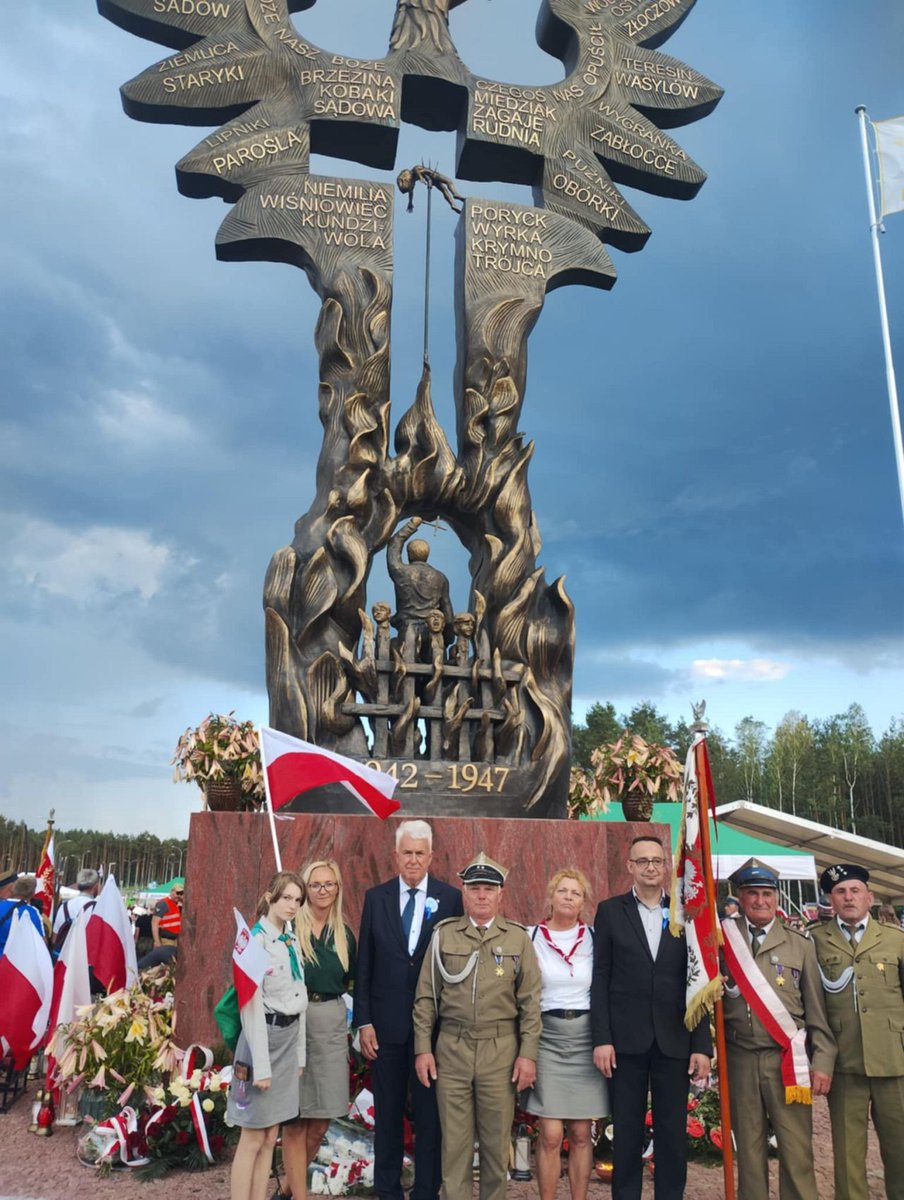 Slawomir_Ozdyk's tweet photo. 🟥 W uroczystości odsłonięcia pomnika w Domostawie – jako prezes Światowego Związku Żołnierzy Armii Krajowej Okręgu Zamość – uczestniczył także poseł Konfederacji @KoronyPolskiej @SlawZawislak. 

Ponownie zadajmy pytanie: gdzie w tym czasie przebywali posłowie klubów parlamentarnych @pisorgpl, @Obywatelska_KO, @nowePSL z wszelkimi "przystawkami"? 

Jakie (ukraińskie) zobowiązania lub wydarzenia uznali wówczas za priorytetowe w porównaniu z udziałem w uroczystości upamiętniającej ofiary wołyńskiego ludobójstwa?

👇