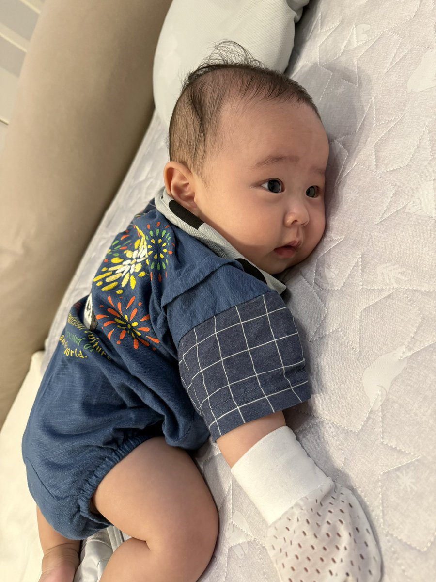 BASARU1984's tweet photo. うつ伏せからいくら仰向けに戻しても、頑なにうつ伏せ状態を解除せず頑張りすぎた結果、これw
無理しちゃダメだよコタロー。 https://t.co/HnrKqx1wEK