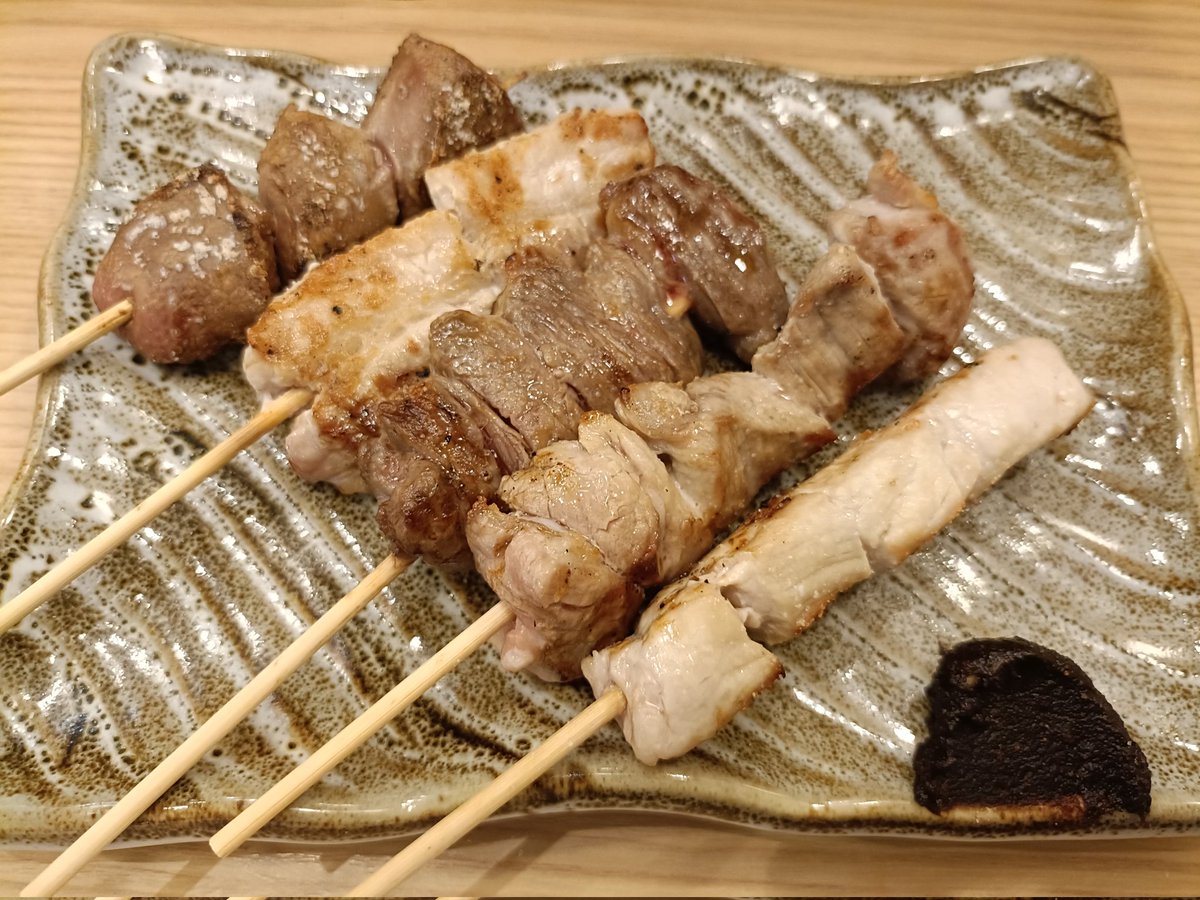 opshingo's tweet photo. 続いて「ひもの野郎」の向かいにある「ぶたのくち」に初入店。生ビール180円くらいだったような気が🍺ナムル、酢もつも安くておいしい。焼き豚串は塩焼きのみかな？コスパ良いし店員さんも感じ良かったので、また来たいお店👍️　　#opshingo酒場 https://t.co/YHLc9rY9nm