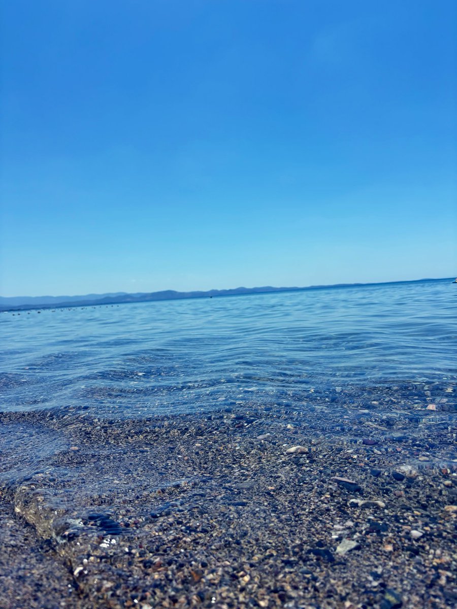 loravayss's tweet photo. Cam gibi bir deniz, maviye doyuran bir gökyüzü..💙💙
#pazartesi https://t.co/3yminSGbfO