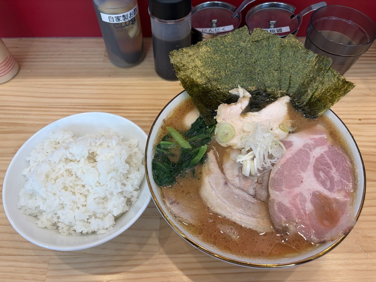 asis_tobeRamen's tweet photo. 麺家笑（えみ）の道
@浅草橋

上特選ラーメン大盛1650円
ライス大250円

麺家たいせいの継承店とのことで、たいせいファンの上司が食べたいとのことで都内出張チャンスを掴みコチラへ

着丼を待っている時、上司の紙エプロンが破れる
それを見た店主さん？がすぐに気付き、新しいエプロンを差し出してくださった
素晴らしい接客に感謝感激👍期待が高まった！

程なくして着丼！外並び8番目くらいだったが、回転は速め

店の奥に

鶏と醤油で食わせる

というキャッチフレーズで豚出汁よりも鶏出汁に力を入れている様子

阿波尾鶏を使用しているとのことだが、私には鶏の種類を感じ取れる程上品な舌を持ち合わせていない

だが、ただただ美味しかった

焼豚は、

低温調理でピンク色のロース
ジューシーなバラ肉
ホロホロな腕肉
しっとりな鶏胸焼豚

どれも絶品！個人的に特筆すべきは、鶏焼豚
柚子胡椒で味付けされており、めちゃくちゃ美味い！この焼豚をあと10枚くらい食べたいと思った！もちろん他の三種も👍

麺はサッポロ麺フーズとの共同開発で、短めのプリもち麺
こちらもこのスープに負けず美味い

たいせいには行ったことないが、行ってみたいと思った
たいせいファンの上司も大満足な様子

とっても美味しかったです！
ご馳走様でした🙇