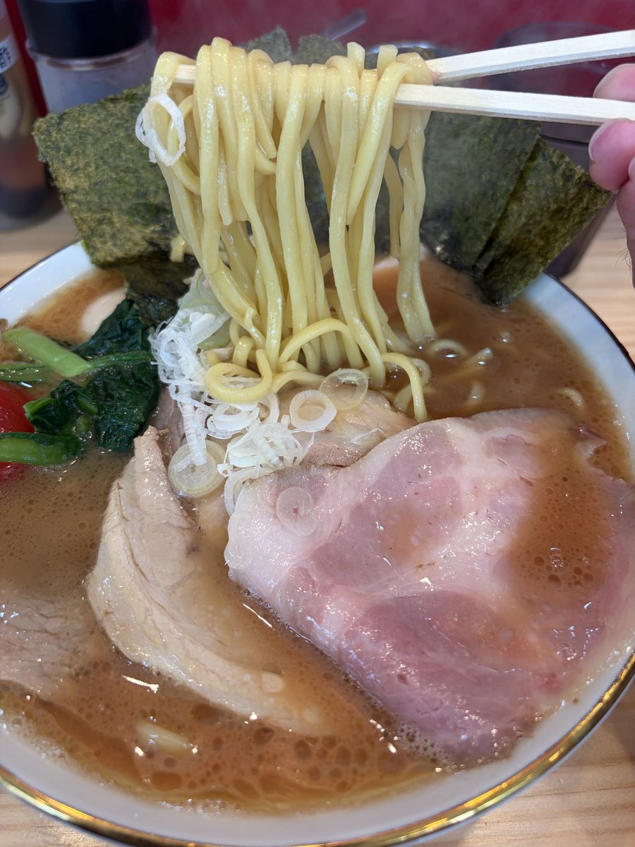 asis_tobeRamen's tweet photo. 麺家笑（えみ）の道
@浅草橋

上特選ラーメン大盛1650円
ライス大250円

麺家たいせいの継承店とのことで、たいせいファンの上司が食べたいとのことで都内出張チャンスを掴みコチラへ

着丼を待っている時、上司の紙エプロンが破れる
それを見た店主さん？がすぐに気付き、新しいエプロンを差し出してくださった
素晴らしい接客に感謝感激👍期待が高まった！

程なくして着丼！外並び8番目くらいだったが、回転は速め

店の奥に

鶏と醤油で食わせる

というキャッチフレーズで豚出汁よりも鶏出汁に力を入れている様子

阿波尾鶏を使用しているとのことだが、私には鶏の種類を感じ取れる程上品な舌を持ち合わせていない

だが、ただただ美味しかった

焼豚は、

低温調理でピンク色のロース
ジューシーなバラ肉
ホロホロな腕肉
しっとりな鶏胸焼豚

どれも絶品！個人的に特筆すべきは、鶏焼豚
柚子胡椒で味付けされており、めちゃくちゃ美味い！この焼豚をあと10枚くらい食べたいと思った！もちろん他の三種も👍

麺はサッポロ麺フーズとの共同開発で、短めのプリもち麺
こちらもこのスープに負けず美味い

たいせいには行ったことないが、行ってみたいと思った
たいせいファンの上司も大満足な様子

とっても美味しかったです！
ご馳走様でした🙇