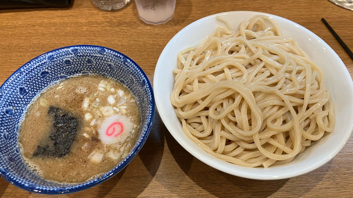 elitekameda's tweet photo. 半分寝ながら食べてた。MAMA ~ハッピーパースデー https://t.co/FX9F5ZjEfM