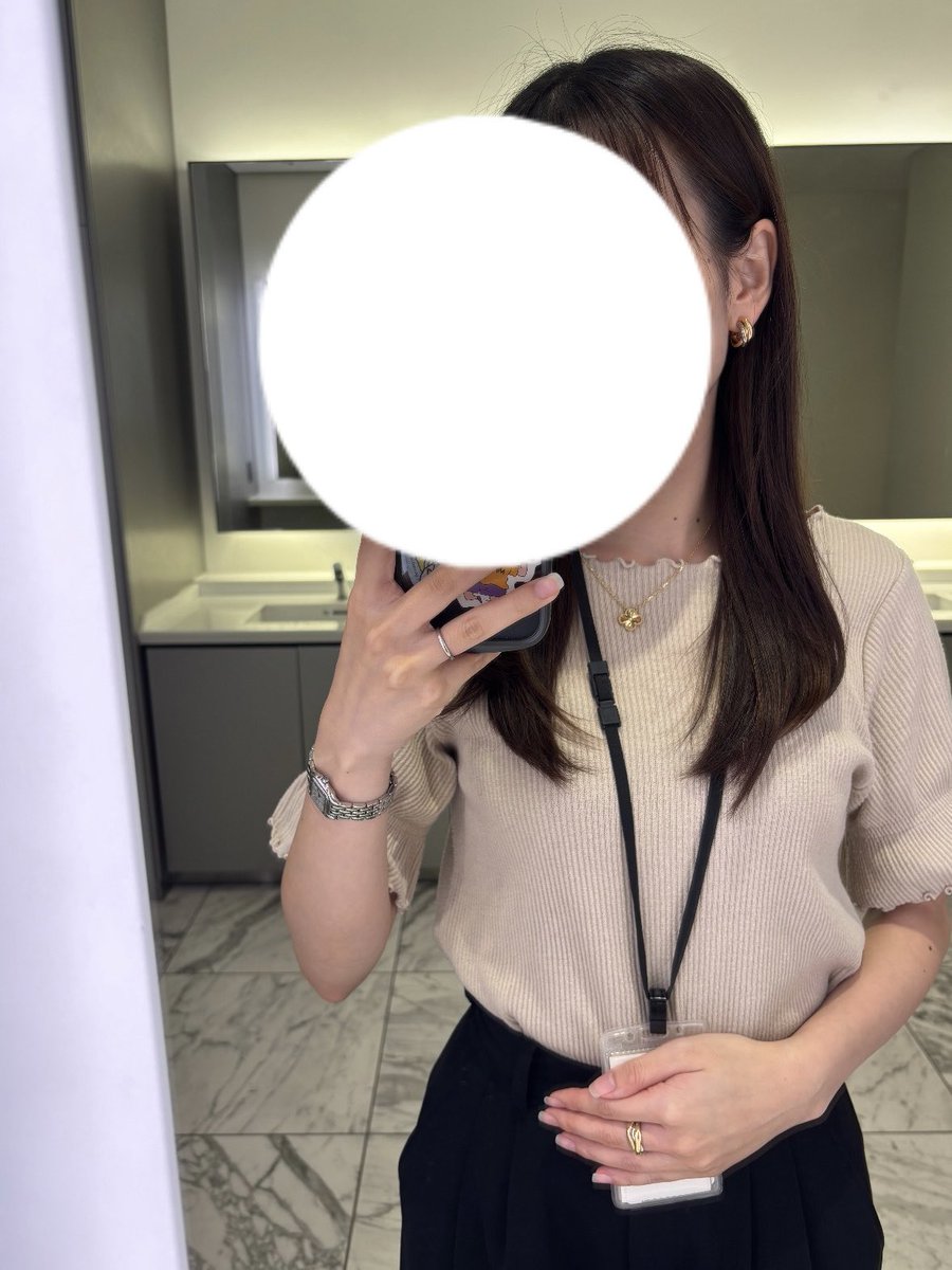 rrity__'s tweet photo. ギヨシェ初着用💛
出張で来てた後輩にVCAですか！！私も欲しいんです〜って言われたからお揃いにしよって伝えた！
すぐ気づいてくれて嬉しいけど意外とみんな知ってるんだなと、、！
キラキラ可愛い〜〜🥰✨ https://t.co/5h0IpvfYUp