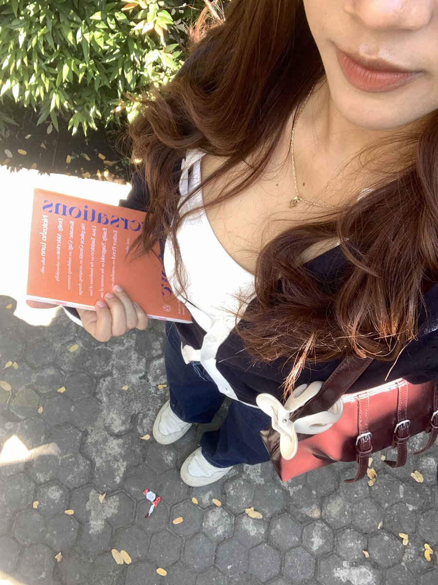 writtenbydeanne's tweet photo. today’s agenda: bandung, new book, and first time trying dubai chewy cookie ⭐️ https://t.co/gFi5jaYEKP