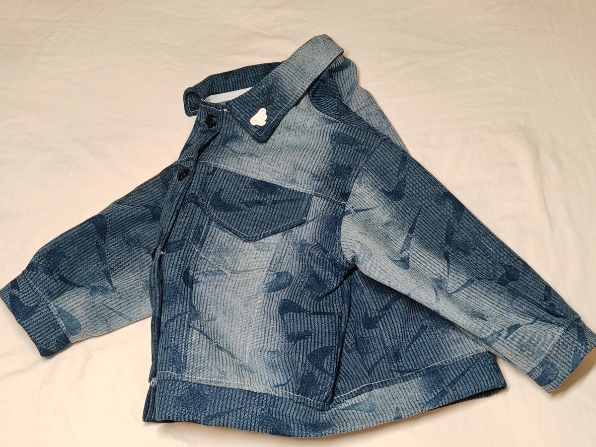 kaede8866's tweet photo. Just finished customizing my denim jacket with hand-stitched sunflowers and vintage patches  Upcycling old clothes is the best way to add personal flair—what DIY project are you tackling this weekend https://t.co/xUP78Jo2vh