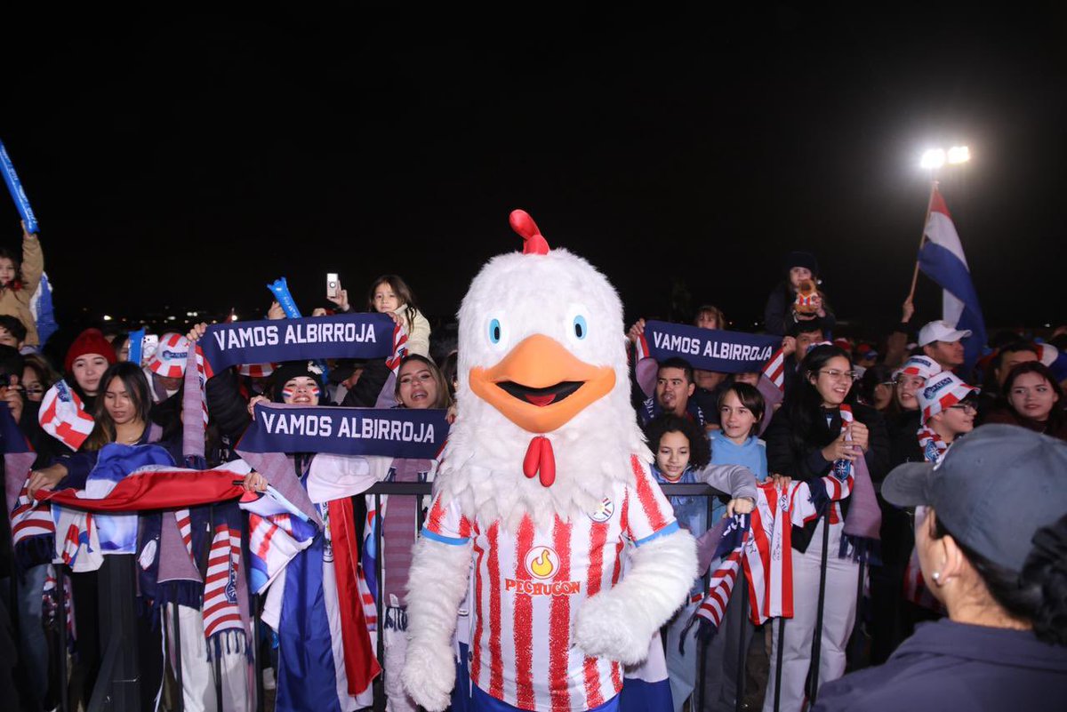 PechugonPy's tweet photo. No fue solo una bienvenida… fue el abrazo de todo un país. 🇵🇾

Pepe estuvo ahí para recibir a nuestros jugadores de la Albirroja con la misma emoción con la que millones de paraguayos los alientan en cada paso.

Porque cuando se trata de defender nuestros colores, nunca están solos. Hoy los recibimos con orgullo, con alegría y con la esperanza de seguir soñando juntos.

¡Gracias, Albirroja! ❤️

#VamosAlbirroja #Pechugon #PepeChugon #OrgulloParaguayo #TodosConLaAlbirroja