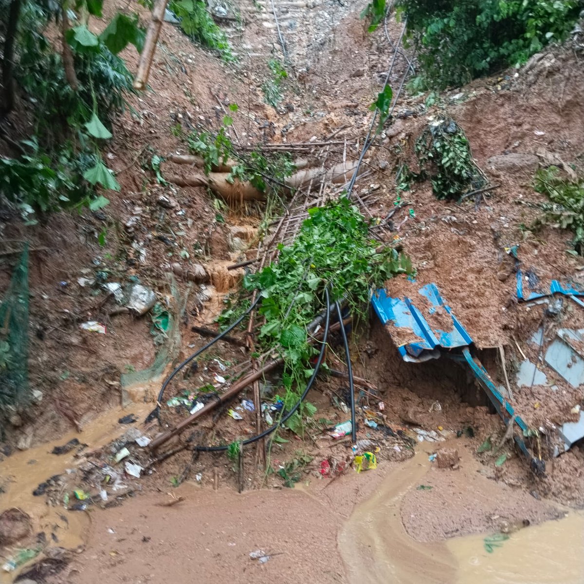 WFP_Bangladesh's tweet photo. In the wake of devastating landslides in the Rohingya camps, WFP teams are providing immediate food assistance and supporting recovery efforts on the ground. More than 2,000 people will receive support starting today. #wfpbd50 https://t.co/xRBr0V4nxl