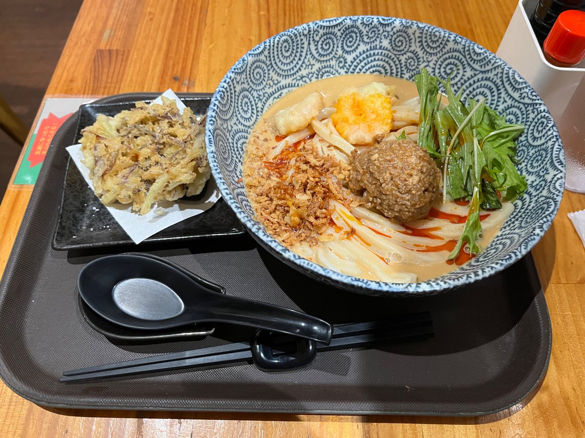 sofpon's tweet photo. 冷やし海老担々うどんとミョウガのかき揚げです https://t.co/7D3EAL1A3c