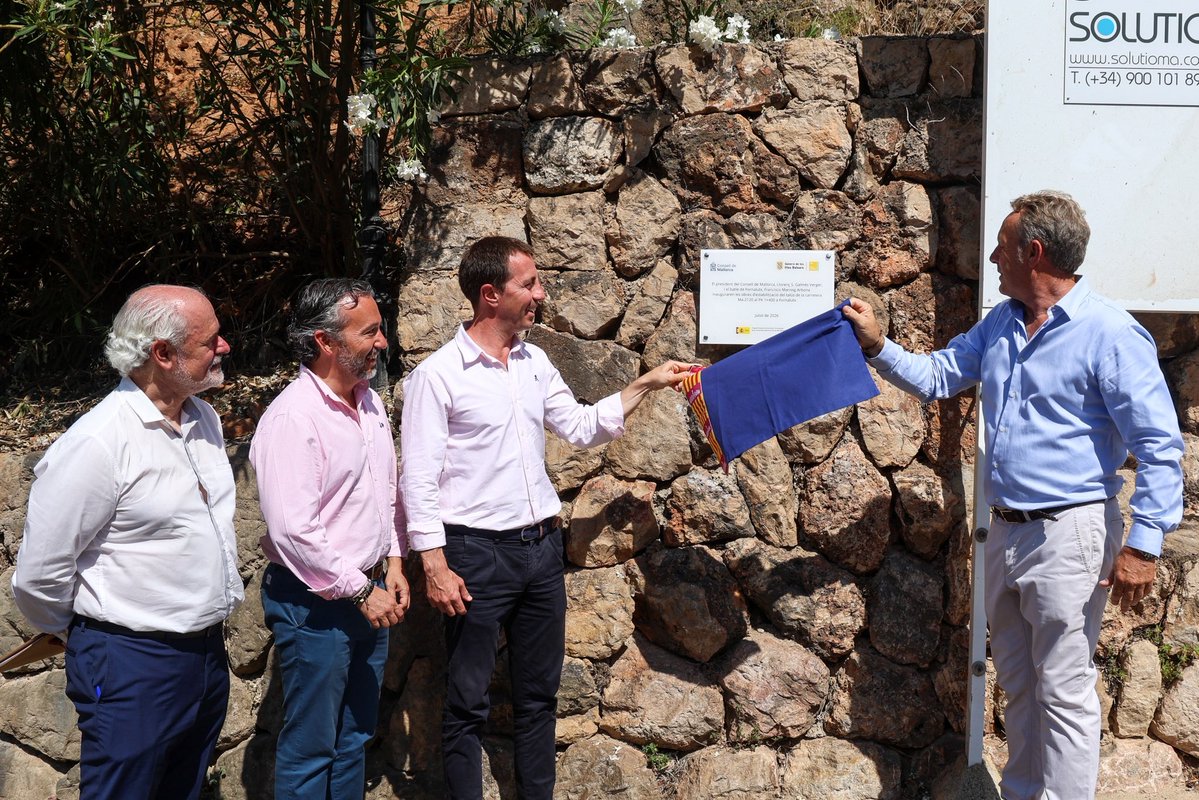 Ll_Galmes's tweet photo. La seguretat de les persones és una prioritat. Inauguram la nova protecció del talús de la vall del torrent de Fornalutx, una actuació llargament reivindicada que posa fi al risc d'esllavissaments en un punt especialment sensible, damunt un aparcament molt utilitzat, amb l’aturada del bus del TIB i al costat de la carretera principal del poble.

Amb una inversió de 180.000 €, el Consell de Mallorca dona resposta a una necessitat real dels veïnats, reforçant la seguretat i prevenint futurs accidents.

Continuam fent feina, al costat dels municipis, per protegir les persones i millorar les nostres infraestructures.