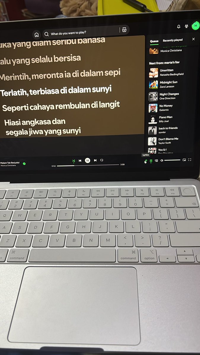 rhaemartp's tweet photo. @SpotifyCares those gap under the lyrics, is it normal? https://t.co/kFlxNYkLi0