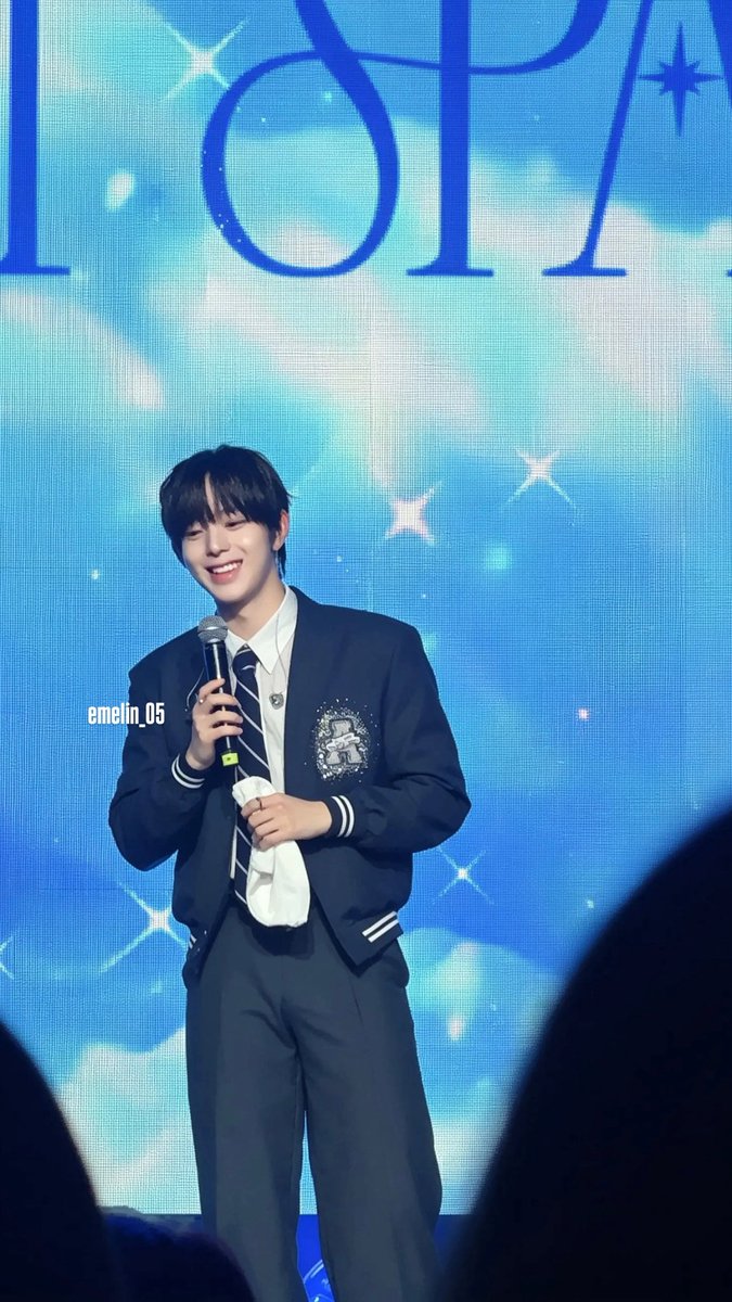 emelin_05's tweet photo. Serving AI visuals without even trying 😮💨✨
@AHOF_official
#THE_FIRST_SPARK_IN_KUALALUMPUR
#AHOF #CHIHEN #AHOF_CHIHEN #AHOFinMY #AHOFinKL https://t.co/LGWBZ9XuC4