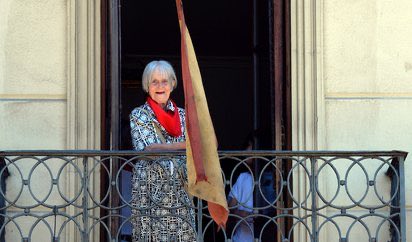 ATommylascelles's tweet photo. Hoy 6 de julio, día del chupinazo, mi recuerdo para doña Silvia Baleztena Abarrategui, de familia navarra, carlista y española. Hija de Ignacio Baleztena, inventó el “riau-riau” y compuso el “Uno de enero”. Honor el suyo, ondeando la bandera de España desde su balcón. https://t.co/HejRPJTYLi