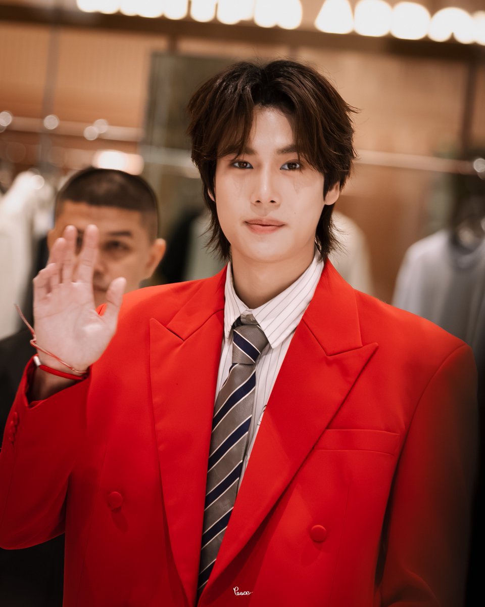 peacesspace's tweet photo. red 

,,

PHUWIN WITH CHIKKI 

#ChikkixPhuwin #phuwintang https://t.co/ygL5dtskuf
