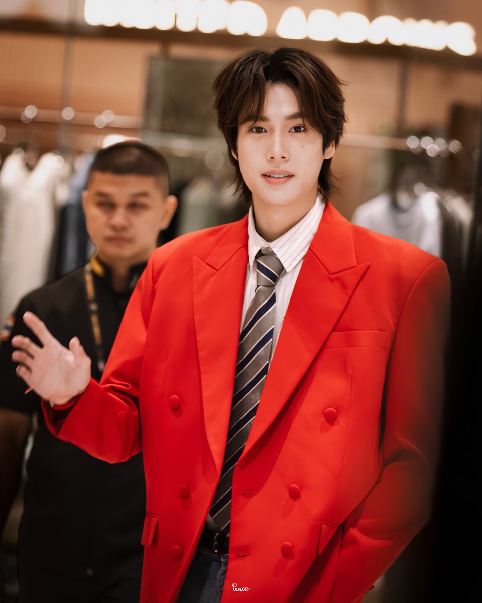 peacesspace's tweet photo. red 

,,

PHUWIN WITH CHIKKI 

#ChikkixPhuwin #phuwintang https://t.co/ygL5dtskuf