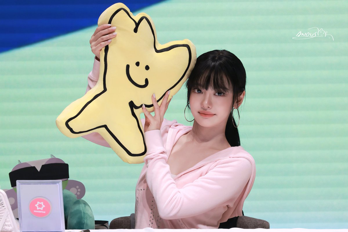 AndusMui's tweet photo. 260704 MS fansign event

#NINGNING #aespa
#닝닝 #宁宁 #宁艺卓 https://t.co/c6SNEB8kc8