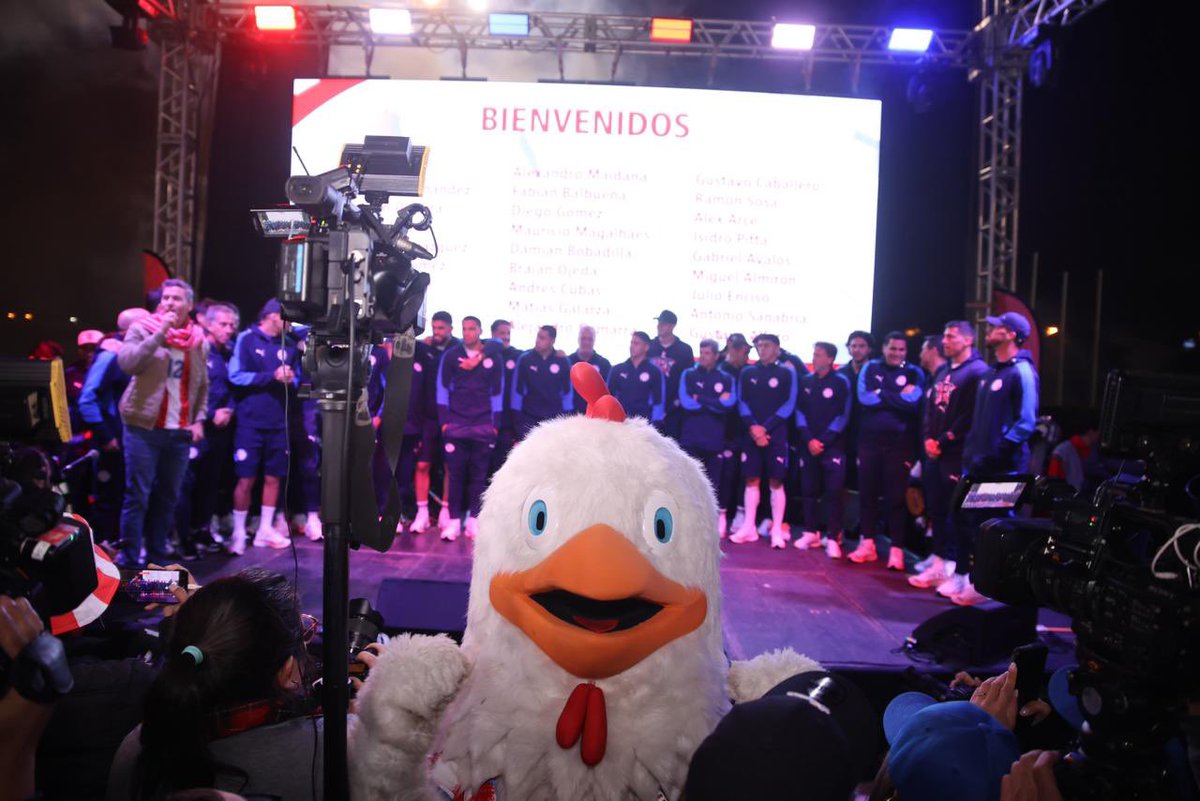 PechugonPy's tweet photo. No fue solo una bienvenida… fue el abrazo de todo un país. 🇵🇾

Pepe estuvo ahí para recibir a nuestros jugadores de la Albirroja con la misma emoción con la que millones de paraguayos los alientan en cada paso.

Porque cuando se trata de defender nuestros colores, nunca están solos. Hoy los recibimos con orgullo, con alegría y con la esperanza de seguir soñando juntos.

¡Gracias, Albirroja! ❤️

#VamosAlbirroja #Pechugon #PepeChugon #OrgulloParaguayo #TodosConLaAlbirroja