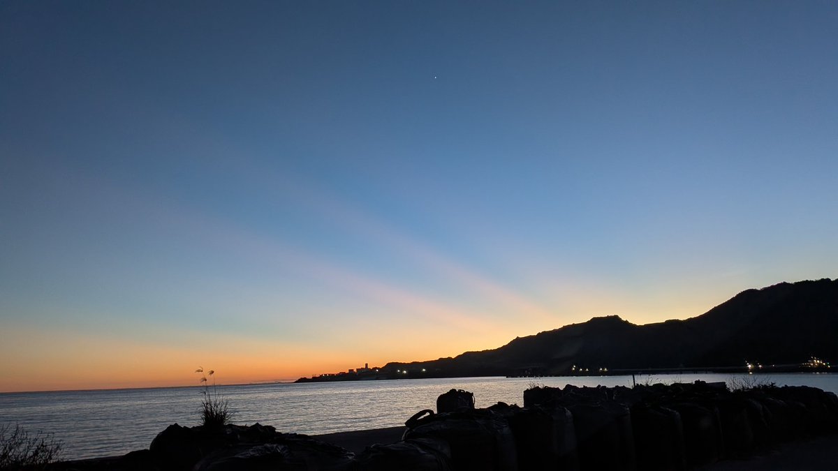 112kg's tweet photo. 雲が無くて綺麗な夕焼け https://t.co/2Z1LgyytqV