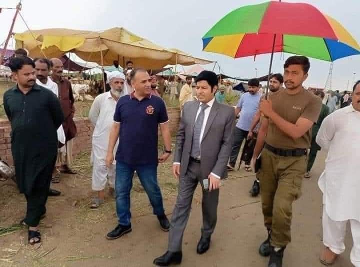 iam_abbas3's tweet photo. یہ کیسا ڈپٹی کمشنر ہے اس نے اپنا موبائیل فون خود اٹھایا ہے. https://t.co/pX5nyg12qy