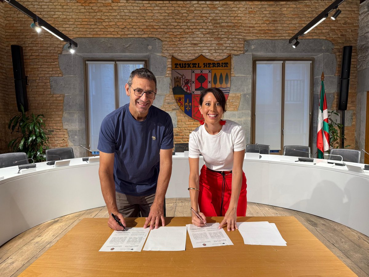 MugiSistema's tweet photo. 📢La presidenta de la ATTG, Azahara Domínguez, y el alcalde de Tolosa, Andu Martínez de Rituerto, firman la prórroga del convenio que permite a las y los tolosarras seguir disfrutando de los beneficios del sistema #MUGI 💳🚍@AzaharaDomingue @tolosaudala https://t.co/LEw1BjLhZq
