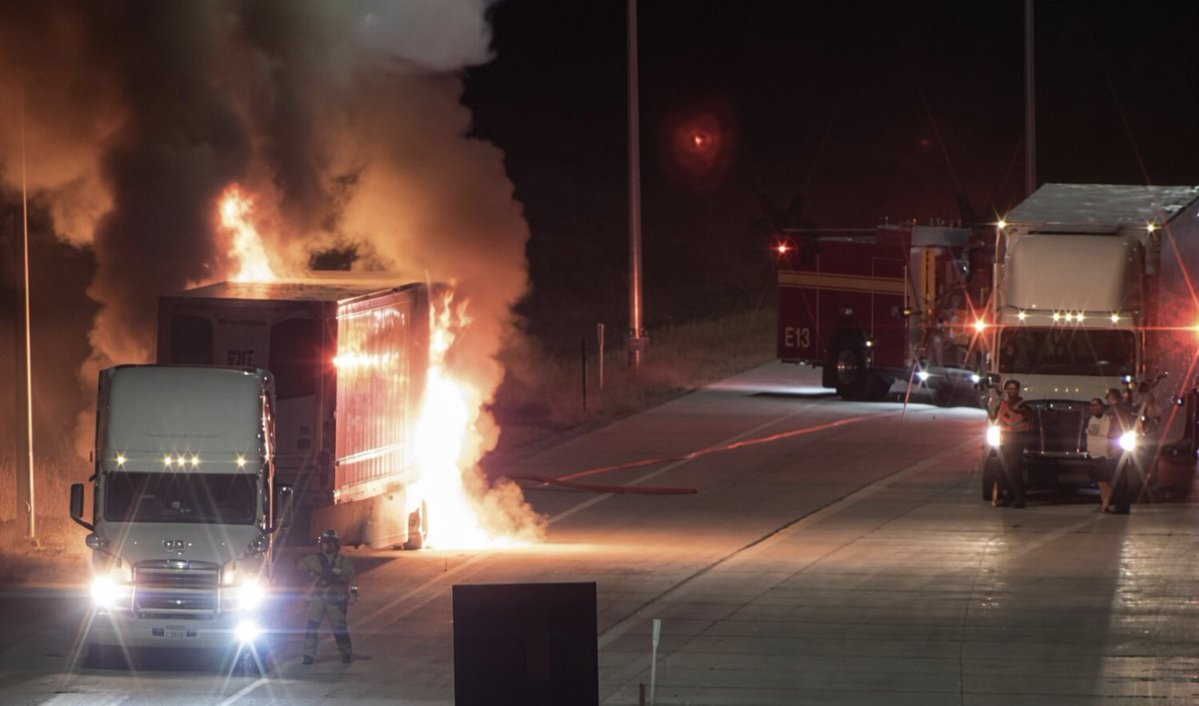 SLCScanner's tweet photo. #SaltLakeCity 1500 E I-80 WB. #SLCFD is on scene after a semi’s breaks caught fire. They had the fire out and under control fairly quickly. The Driver was able to exit and detach tractor from trailer. No injuries were reported. https://t.co/iWeLmzpTmf