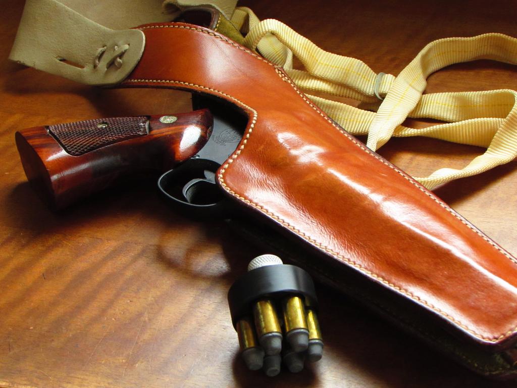 inspector7171's tweet photo. サファリのショルダー「101」です。
銃を保持する方式はビアンキの鬼硬いスプリング式とは違いゴムベルト式で、裏地にはスエードが縫い付けられています。
スプリング式とは違い樹脂のモデルガンも傷を気にせず挿せますが、重い実銃を挿すとなると不安な様な気がしますよね😅 https://t.co/3OPpZQ0JhM