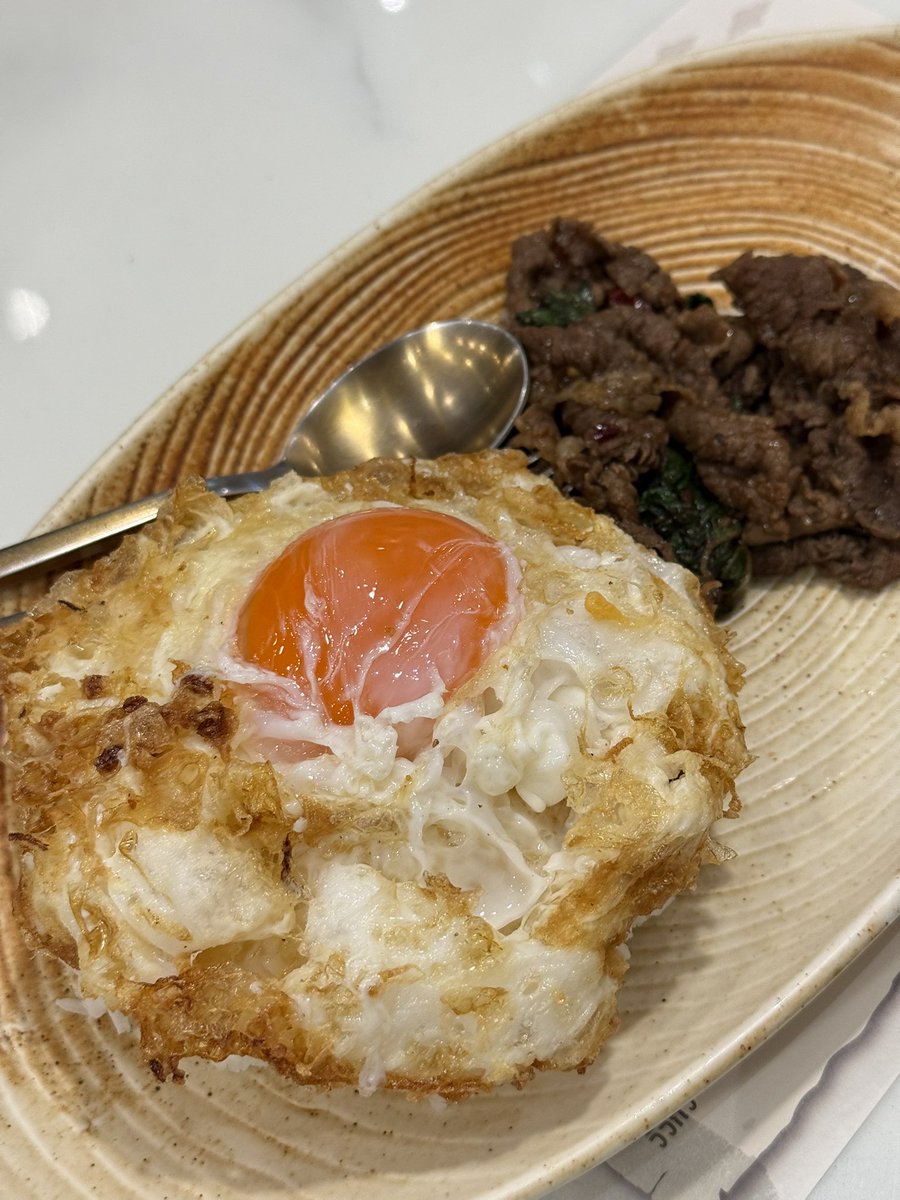 savecalstory's tweet photo. มื้อเย็นวันนี้ไข่ดาวใหญ่เท่ามือออออ ทำไมมันใหญ่อะไรขนาดนั้นน 🥹

ไข่ดาวเยิ้มๆ แล้วกรอบนอกนุ่มในด้วยนะ ฟรินนเลย กินคู่กับข้าวกะเพราเนื้อวากิว จากร้านวัวกิวน้า ไปกินที่ True Digital Park มา อิ่มคุ้ม 239-. ถ้วน

#อร่อยบอกต่อ https://t.co/HwpvgMIF06