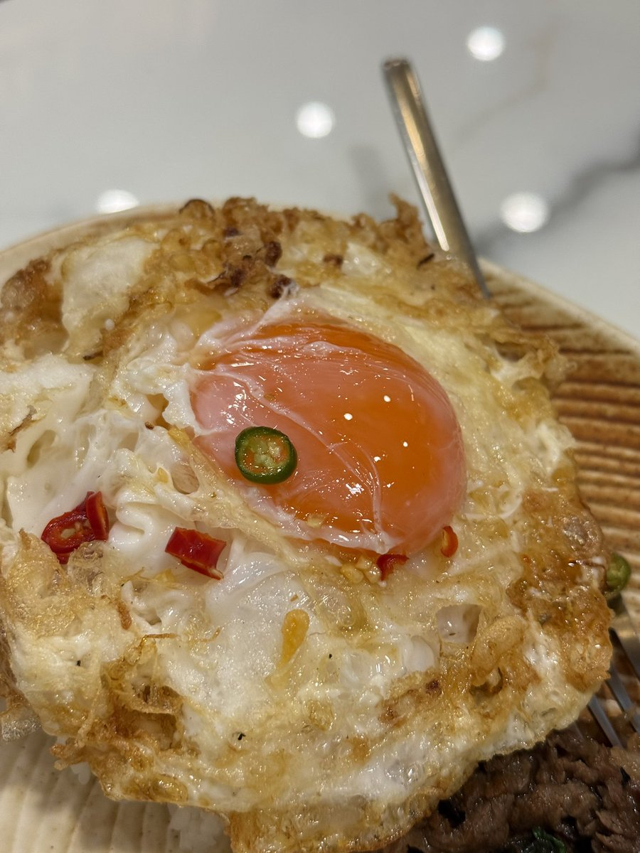 savecalstory's tweet photo. มื้อเย็นวันนี้ไข่ดาวใหญ่เท่ามือออออ ทำไมมันใหญ่อะไรขนาดนั้นน 🥹

ไข่ดาวเยิ้มๆ แล้วกรอบนอกนุ่มในด้วยนะ ฟรินนเลย กินคู่กับข้าวกะเพราเนื้อวากิว จากร้านวัวกิวน้า ไปกินที่ True Digital Park มา อิ่มคุ้ม 239-. ถ้วน

#อร่อยบอกต่อ https://t.co/HwpvgMIF06