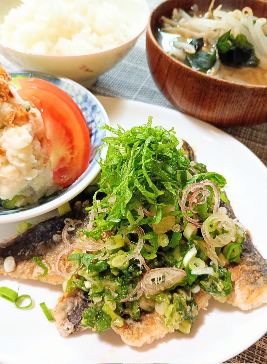 ebiccotan's tweet photo. お隣さんから貰った梅酢を、ネギだれに使用❣️香味野菜とアジで初夏をいただきま〜す😋
アジの唐揚げのさっぱりネギだれ🐟💕
ツクッター https://t.co/gdEI2cs5XB