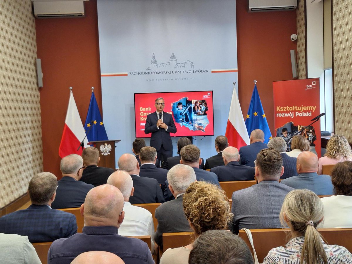 BGK_pl's tweet photo. Rozpoczynamy cykl spotkań w regionach, by przybliżyć samorządom i firmom jak mogą korzystać z finansowania z #FBiO. 🤝
📌 Mirosław Czekaj, prezes zarządu #BGK, spotkał się z dziś w Szczecinie z przedstawicielami regionu zachodniopomorskiego.
🗨️ Jako polski bank rozwoju chcemy wspierać projekty, które wzmacniają ochronę ludności, bezpieczeństwo infrastruktury krytycznej oraz potencjał polskich firm. To inwestycja nie tylko w bezpieczeństwo Polski dziś, ale także w jej odporność i konkurencyjność w przyszłości. Dziś uruchamiamy część pożyczkową Funduszu, która będzie obsługiwana przez BGK. Nabory są dostępne dla trzech grup: sektora komunalnego, sektora kolejowego oraz przedsiębiorstw spoza tych dwóch grup – mówił prezes zarządu BGK, Mirosław Czekaj.
#KPO #KorzyściDlaCiebie #NextGenerationEU #FunduszeUE #MFGOVPL