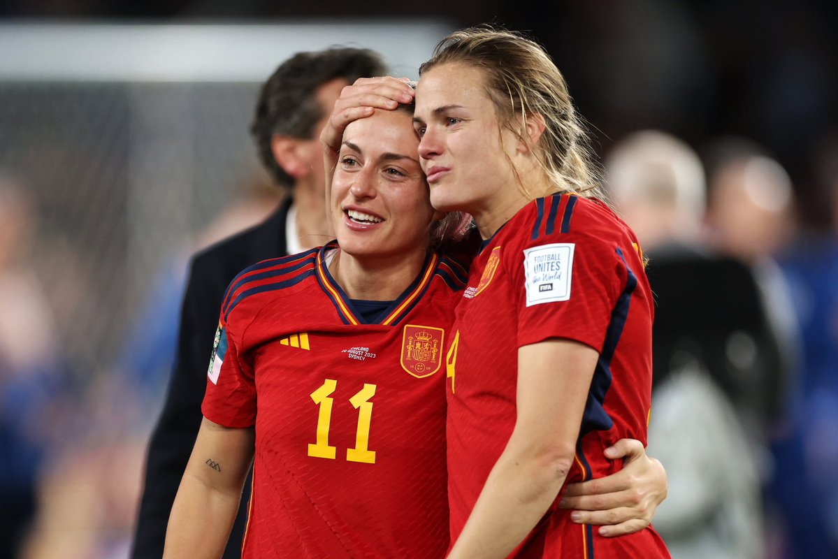 Alexia11Reina's tweet photo. Sabéis quienes no cargarían con esa presión a las jóvenes y pondrían la mejilla antes que poner la de cualquier compañera? Quienes se quedaron en una concentración sin querer estar pero sabiendo que si se iban el marrón sería para el resto? Ellas, las que no solo llevan brazalete https://t.co/77bLDi510T