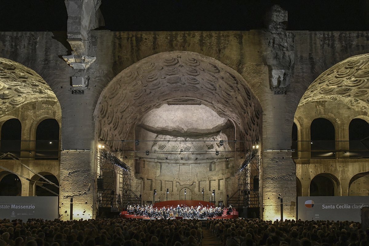 arquitect_viva's tweet photo. Alvisi Kirimoto ha diseñado la nueva instalación temporal para la temporada de verano 2026 de la Accademia Nazionale di Santa Cecilia, en el interior de la Basílica de Majencio en Roma. La intervención en la basílicase incluye en un proyecto más amplio de regeneración y puesta en valor del Parque Arqueológico del Coliseo.
https://t.co/Rk3IRsY6U0