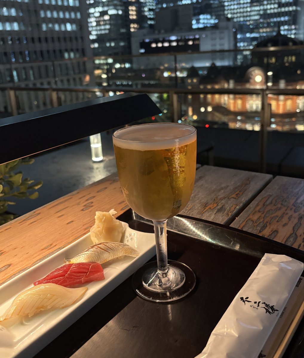 7ol0mL's tweet photo. 仕事帰りに丸の内ホッピングちょい寄り。

不二楼は、お寿司3貫とビールで500円(チャージなし)だった。

テラスが気持ちよすぎる。 https://t.co/PyNlT6ezKG