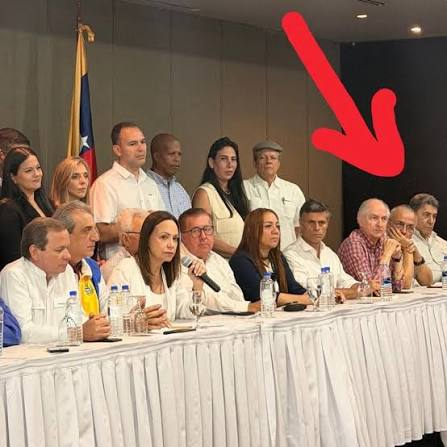 mpj1952's tweet photo. ¿Quién es Rodrígo Cabezas? hoy "disidente y víctima", es el RESPONSABLE del colapso de #Venezuela. Como ministro de Chávez, fue quien ejecutó la estafa del Bs Fuerte, blindó CADIVI, quebró al país y desvalijó el tesoro nacional. Hoy critica la miseria que él mismo ayudó a crear. https://t.co/Gsb27TDuvB