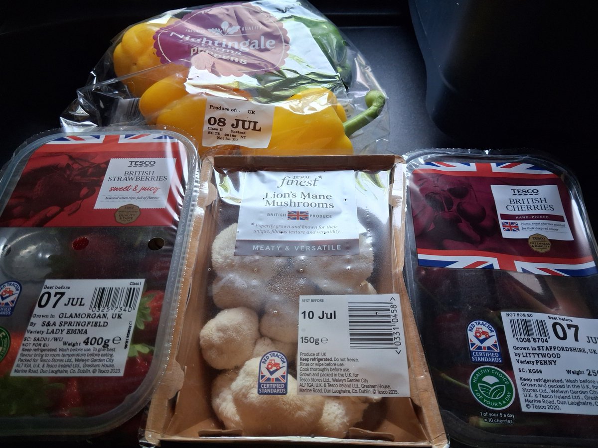Tediousoldfool1's tweet photo. @Tesco 
Peppers are supposed to be 4+ days.  Lion's mane mushrooms are supposed to be 6+days. Strawberries are 1+days, okay, but cherries are meant to be 2+days, yet same date.  Delivered today.  Thank you https://t.co/Lt4iXkx8Wi