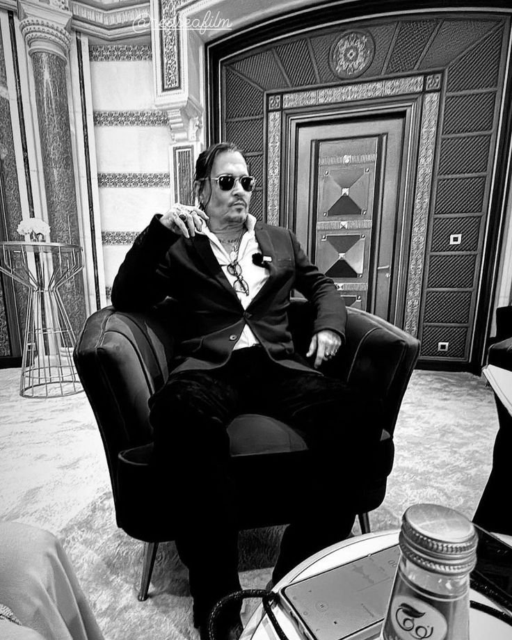 jdepp_icon's tweet photo. True confidence doesn't need to announce itself. 
It speaks through presence, patience, and staying true to who you are.

Which quality do you admire the most?
A. Confidence 💼
B. Humility 🤝
C. Resilience 💪 https://t.co/31bJJAs71V