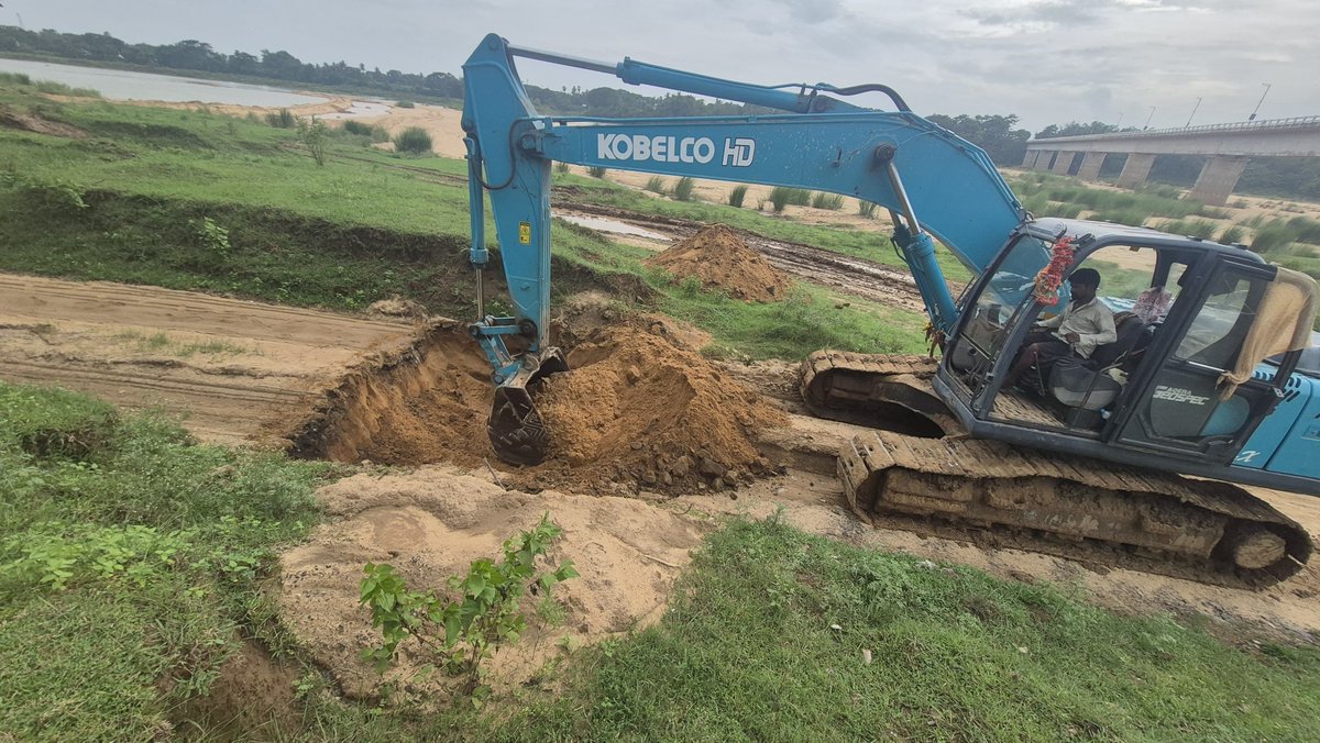 KatakaDM's tweet photo. Trenching was carried out at the Santapur sand source in Nemalo in the presence of the Joint Mining Officer (JMO) and the Additional Tahasildar to prevent unauthorized sand mining and transportation, reinforcing compliance with regulatory measures.
@CMO_Odisha @IPR_Odisha @rdmodisha @MinesOdisha
#Cuttack #SandMining #GoodGovernance #Enforcement #Odisha