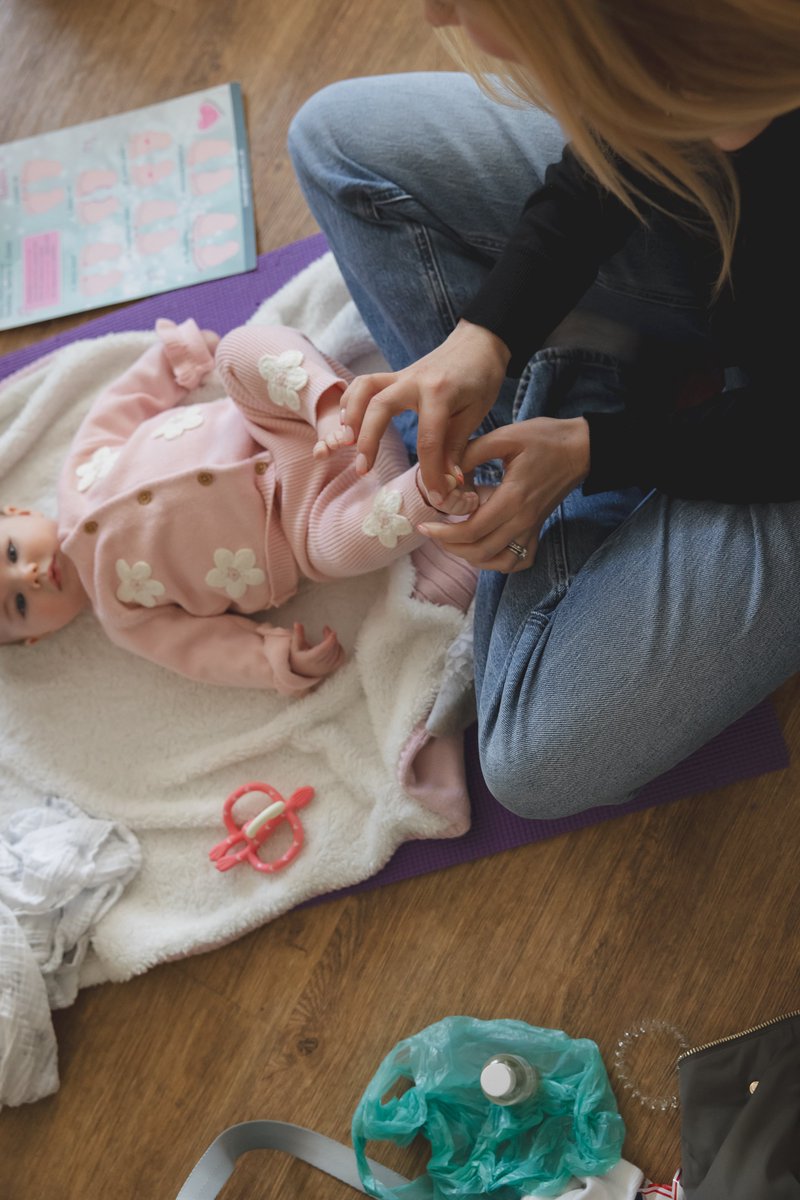 BaskingBabies's tweet photo. Congrats to this week's SBS winners! Here's a pic of baby reflexology in action to introduce Basking Babies to the newbies 👋 #sbswinnershour https://t.co/JuuhoAiEMS
