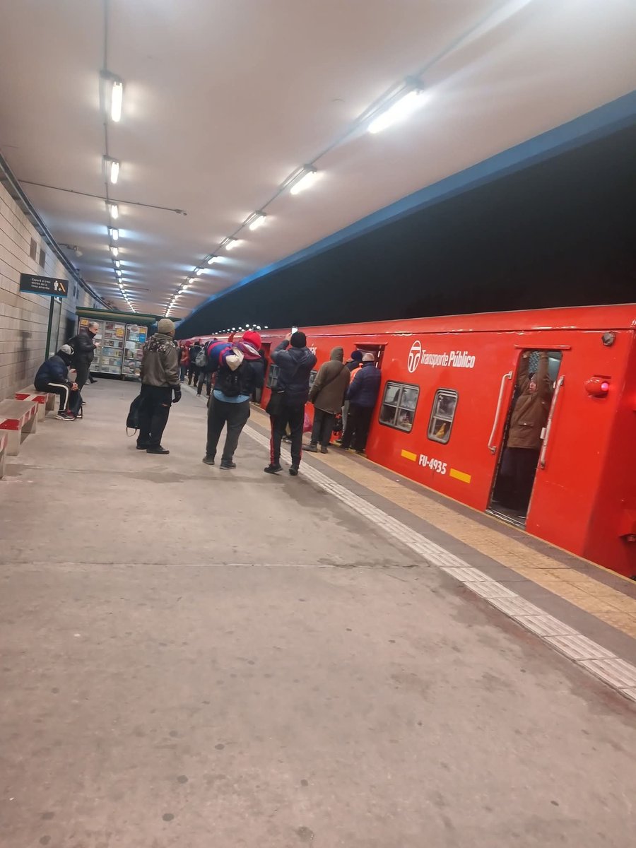 AmbaTransporte's tweet photo. #TrenBelgranoNorte servicio condicional entre Munro y Retiro, resto con demoras y cancelaciones, por falla  de locomotora en Padilla 🚆🔴 https://t.co/rTS2nBpn1t