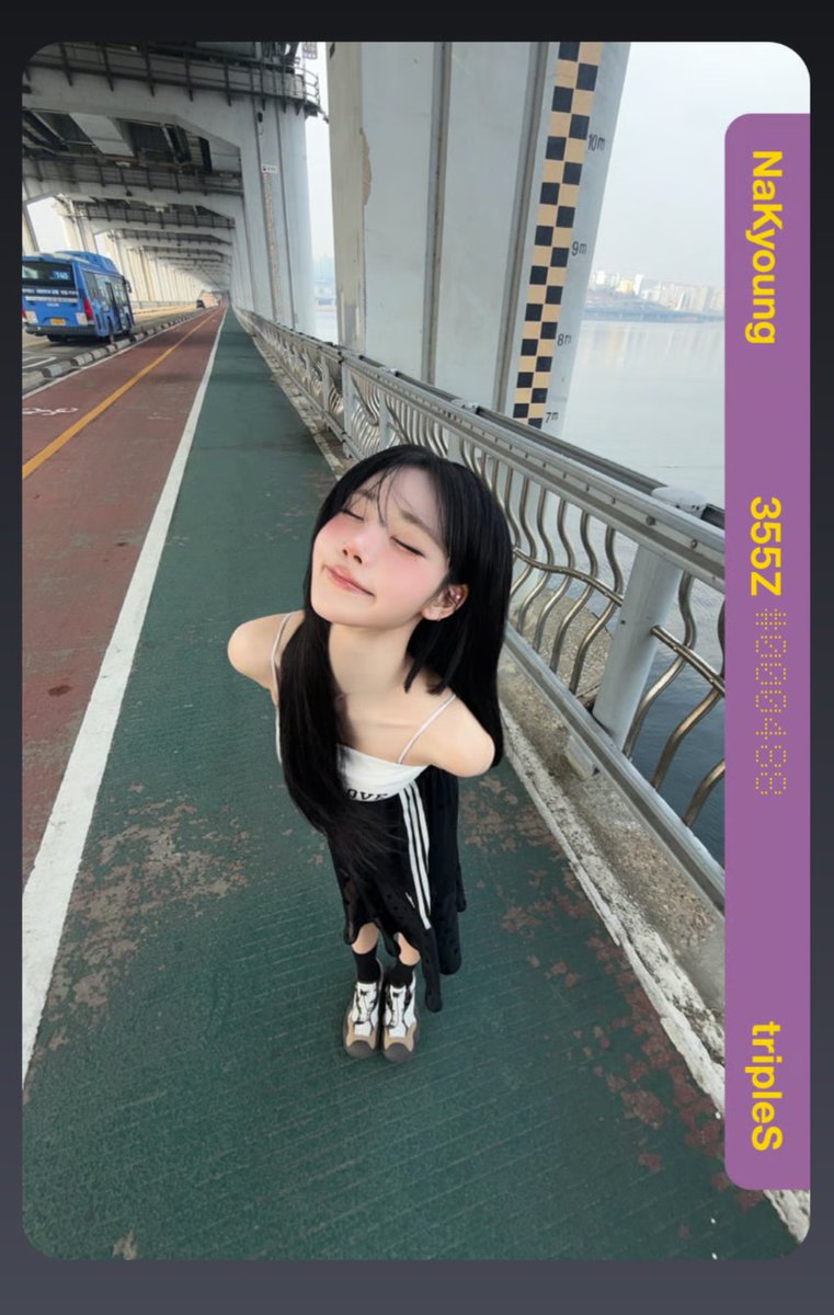 YEONY00Z's tweet photo. i love when objekts look like photos from the girls camera rolls i honestly can't stop myself from collecting multiple members every time there's a set like these https://t.co/1uV3WCUgyC