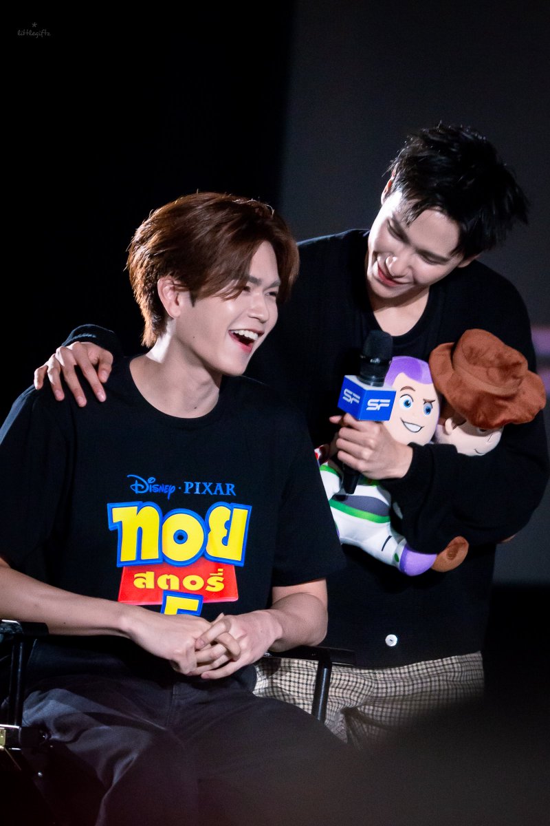 littlegiftz_'s tweet photo. พี่จูให้กำลังใจก่อนเริ่มเล่นเกม 💛💙

JUNIORMARK JUMMO X TSR5
#SFxJuniorMarkJummo  ꒰ #JuniorMark ⸝⸝ @jnnrrs @Markjrtn ꒱ https://t.co/byj2RjR6BV