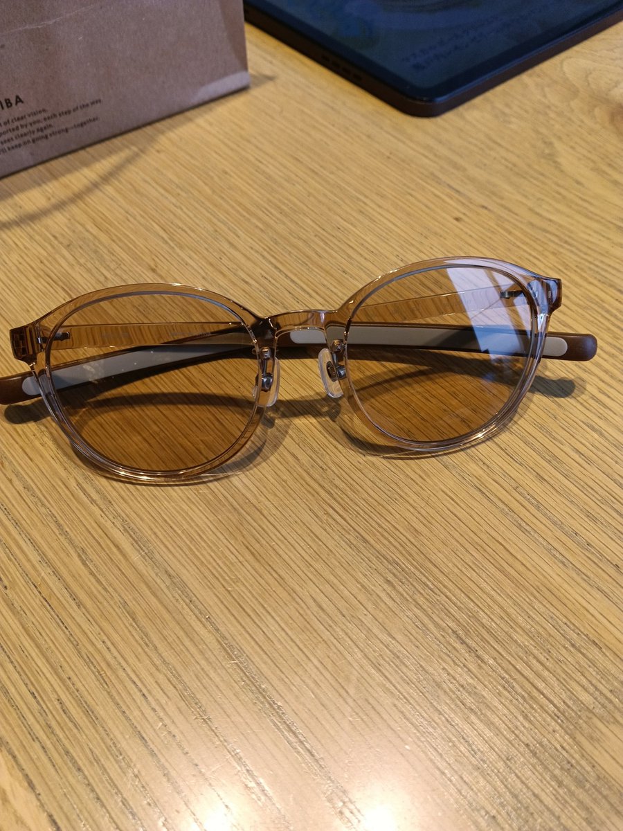 red_beans0810's tweet photo. ライブの余韻から抜け出せなくて買っちゃった眼鏡市場のサングラス。無事若井滉斗モデルを購入😎友達は涼ちゃんモデルをゲット✨️2日連続でサングラス買うのめっちゃおもろい。
#MrsGREENAPPLE https://t.co/tHBkfmV7H8