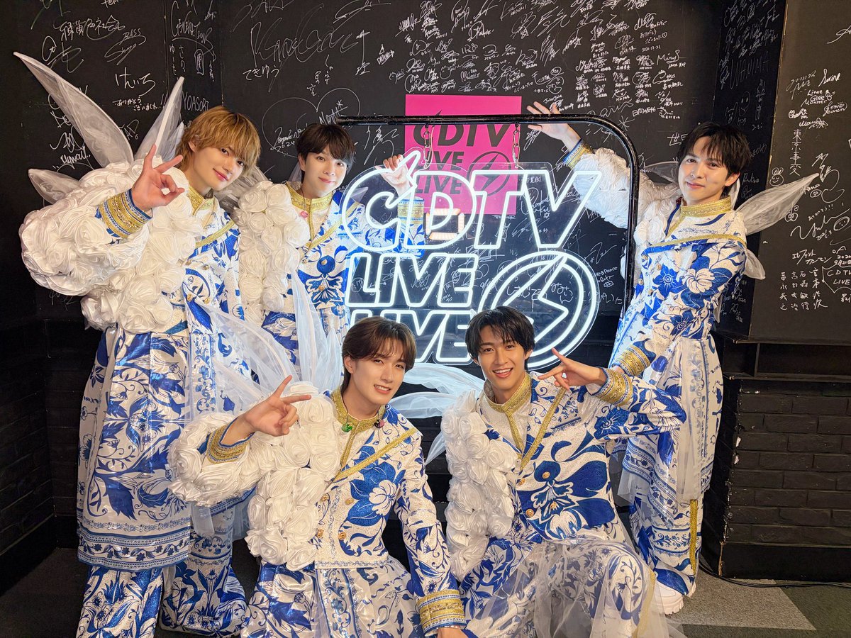 FjYaj1's tweet photo. さすがにビジュやんばい‼️‼️‼️
この衣装だいすき‼️‼️‼️湧き‼️💖 https://t.co/Tk09khV3dM