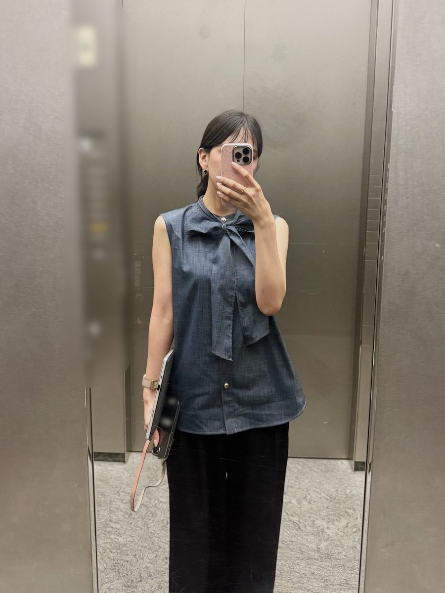 hashiko0808's tweet photo. ANAYIのボウタイブラウスってなにもかもかわいい。。
金ボタンが最高に可愛い。。
#ootd https://t.co/GF3mcn0gB9