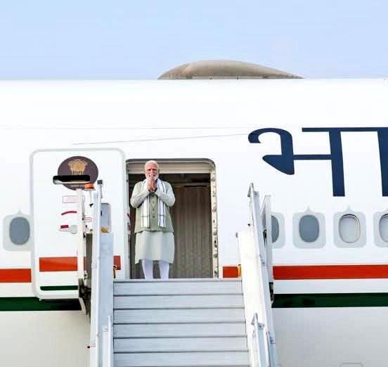 SaurabhRaii_'s tweet photo. अपना अपना देख लो भाई
साहब तो चल दिए झोला उठा के... https://t.co/S6ZyD7fKAM